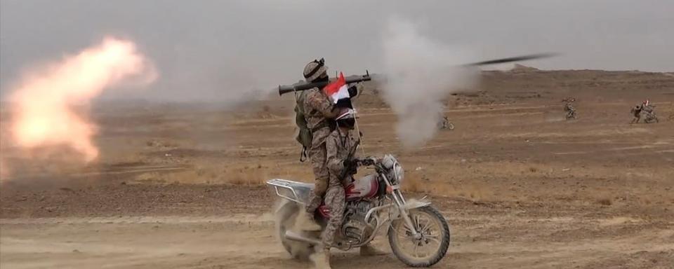 Une photo diffusée par le centre médiatique des Houthis montre des combattants Houthis participant à une manœuvre militaire pour exprimer leur solidarité avec le peuple palestinien dans la banlieue de Sana'a, Yémen, 29 octobre 2023. [EPA - Houtis media center]