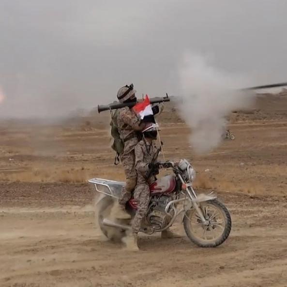 Une photo diffusée par le centre médiatique des Houthis montre des combattants Houthis participant à une manœuvre militaire pour exprimer leur solidarité avec le peuple palestinien dans la banlieue de Sana'a, Yémen, 29 octobre 2023. [EPA - Houtis media center]