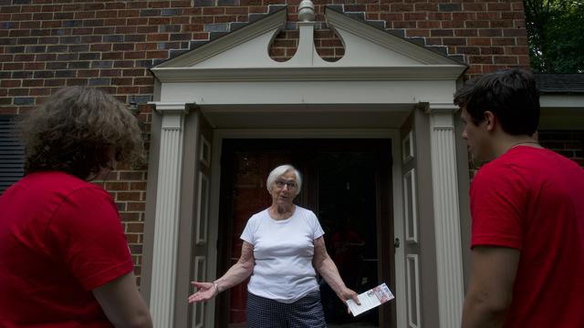 En Virginie, aux États-Unis, des bénévoles de l’association anti-avortement Students for Life Action font du porte-à-porte pour un candidat à une élection primaire républicaine locale qui se dit "100% pro-vie, le 17 juin 2023. [AFP - BASTIEN INZAURRALDE]