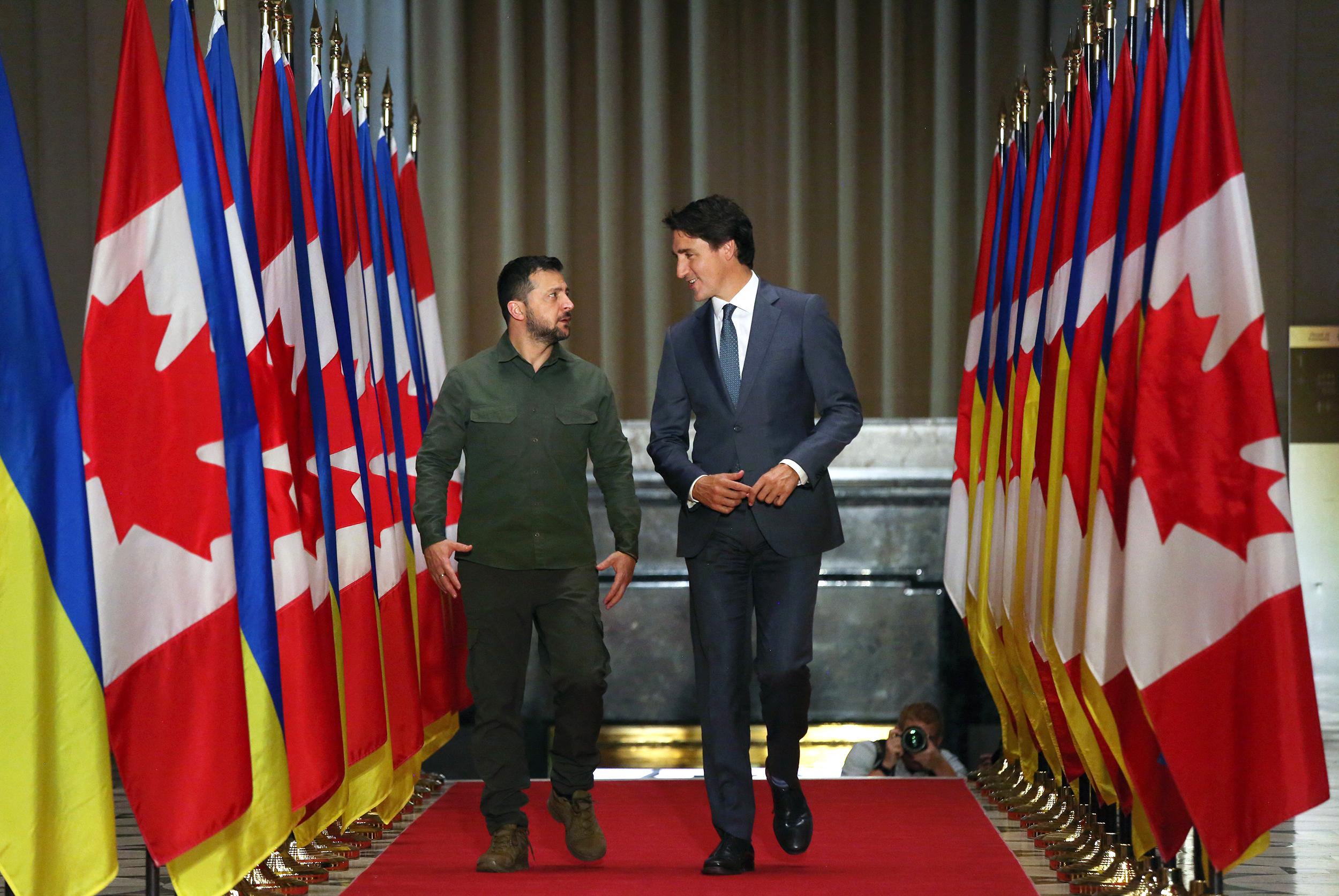 Le président ukrainien Volodymyr Zelensky marche aux côtés de Justin Trudeau avant une conférence de presse le 22 septembre à Ottawa. [AFP - Dave Chan]