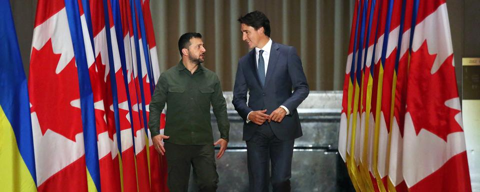 Le président ukrainien Volodymyr Zelensky marche aux côtés de Justin Trudeau avant une conférence de presse le 22 septembre à Ottawa. [AFP - Dave Chan]