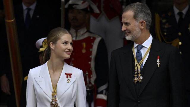 La princesse Leonor aux côtés de son père, le roi Felipe VI, le mardi 31 octobre 2023. [AFP - Burak Akbulut]