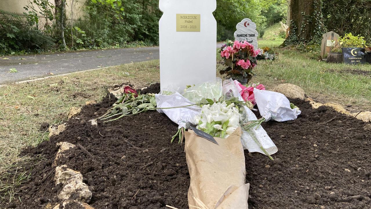 Des fleurs sur la tombe du jeune Nahel, 17 ans, le 5 juillet 2023. [Keystone - Cara Anna]