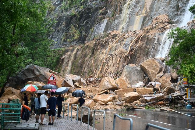 Les pluies torrentielles ont provoqué un glissement de terrain à l'est de Hong Kong, à Shau Kei Wan, sur l'île de Hong Kong, le 8 septembre 2023. [AFP - Peter Parks]