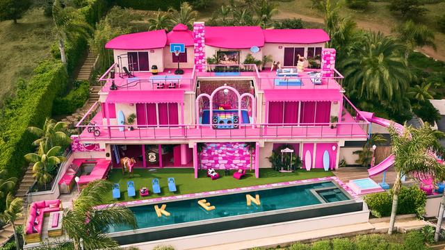 À l'occasion de la sortie du film "Barbie" de Greta Gerwig, Airbnb va mettre en location la maison de rêve de la célèbre poupée Mattel [Mattel - WBEI - Hogwash Studios]