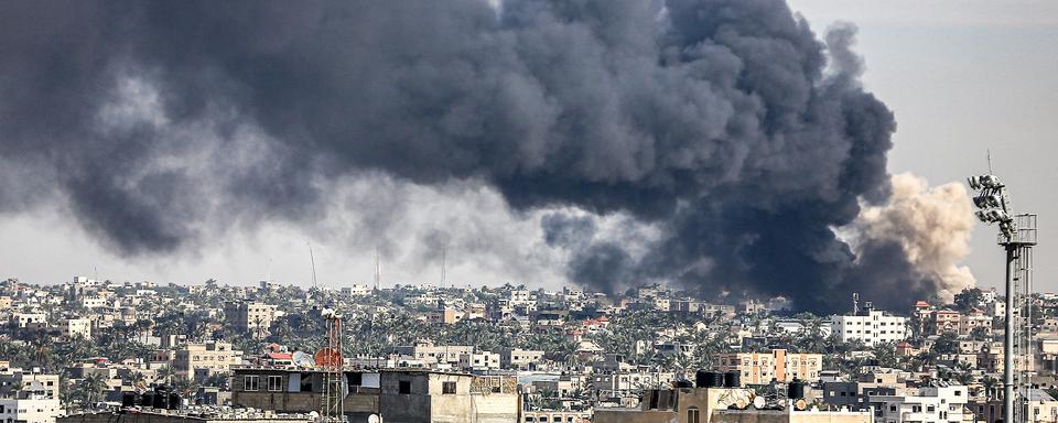 De la fumée s'élève de différents points de Khan Younès le 20 décembre alors que les attaques israéliennes se poursuivent sur la ville du sud de la bande de Gaza. [AFP - Jehad Alshrafi]