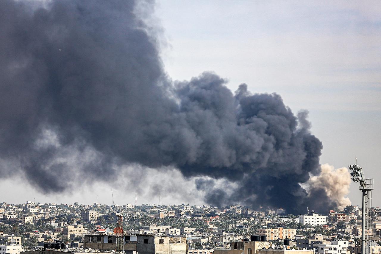 De la fumée s'élève de différents points de Khan Younès le 20 décembre alors que les attaques israéliennes se poursuivent sur la ville du sud de la bande de Gaza. [AFP - Jehad Alshrafi]