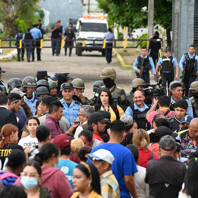 Des familles de détenues d'une prison pour femmes à Tamara, ville du Honduras, attendent avec désespoir des informations sur leurs proches. Des affrontements entre des bandes rivales y ont éclaté, faisant au moins 41 morts. [AFP - ORLANDO SIERRA]