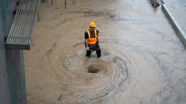 Le centre financier de Hong Kong a été frappé vendredi 8 septembre par les pires précipitations depuis 140 ans, provoquant des inondations et d'importantes perturbations dans les transports. [AFP - Bertha Wang]