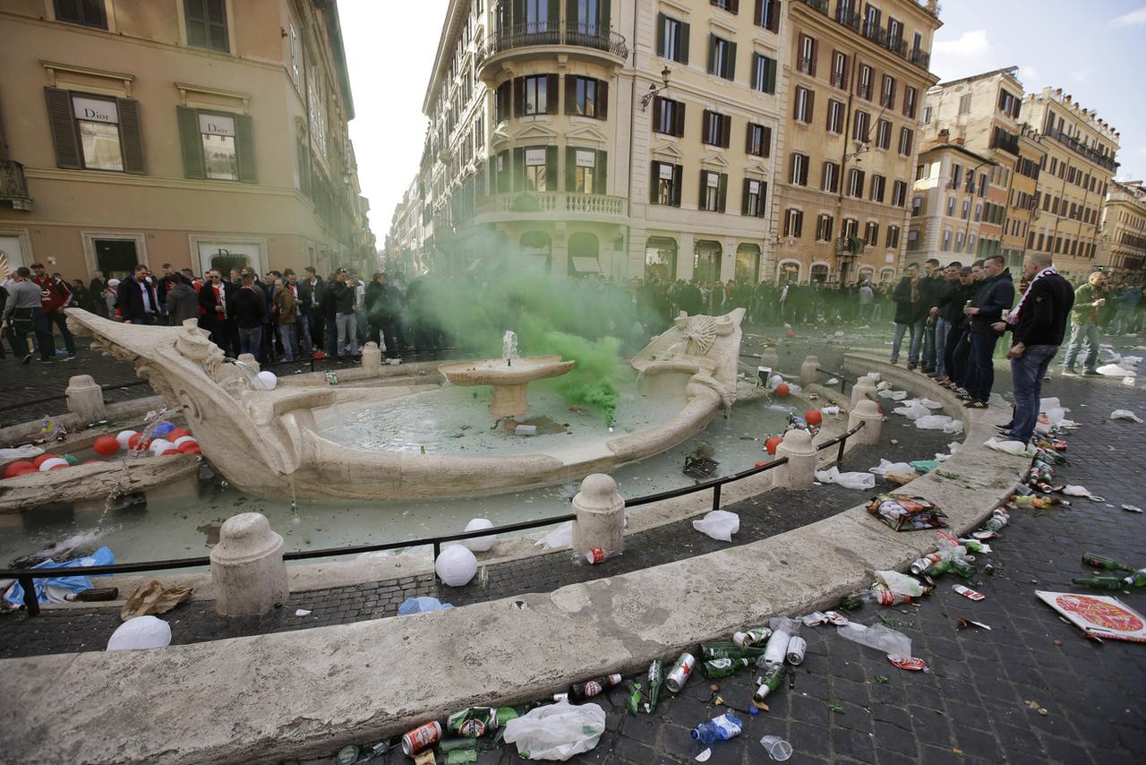 La fontaine Barcaccia saccagée par des hooligans avant un match de l'Europa League en 2015. [AP - Gregorio Borgia]