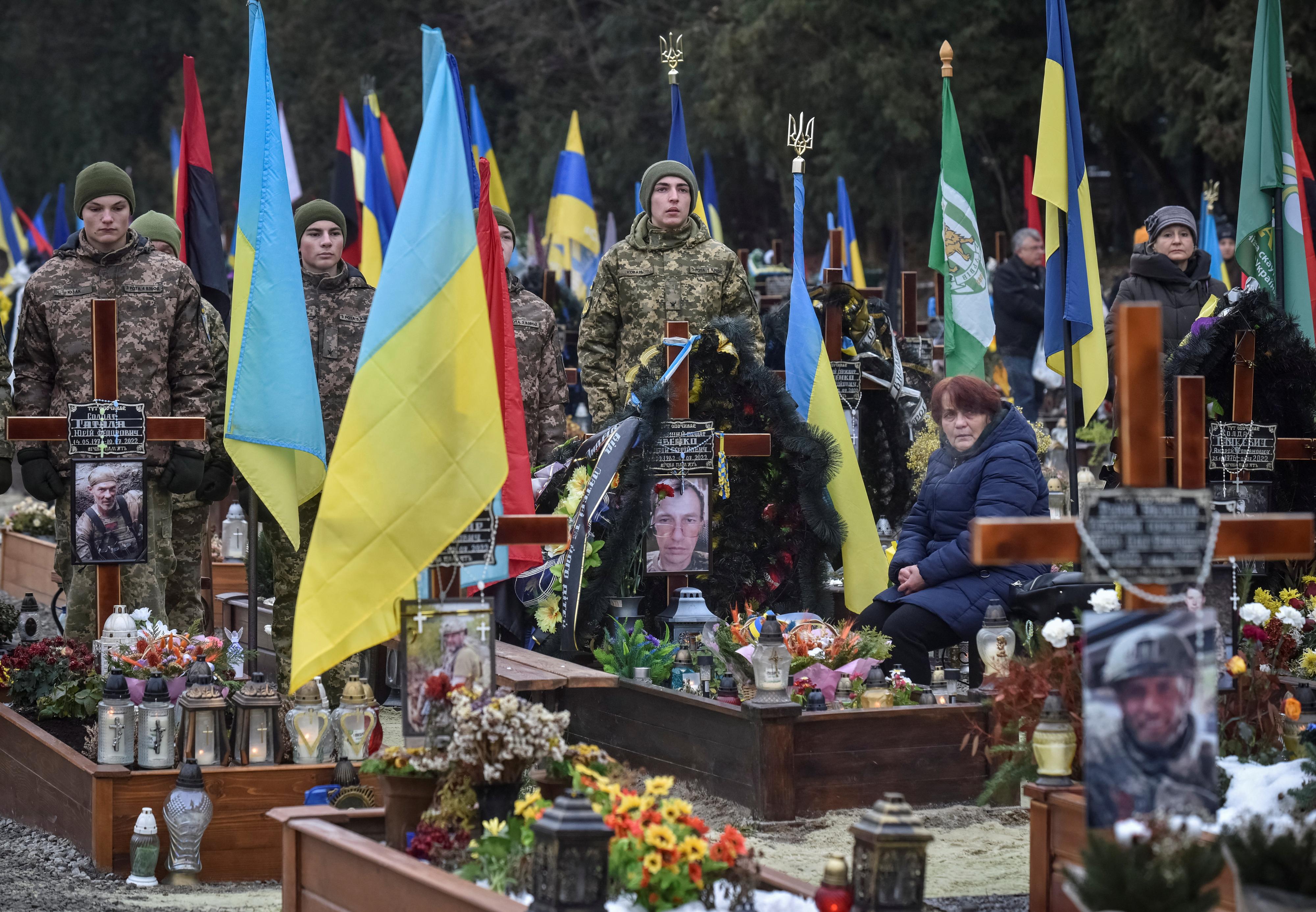 Un cérémonie en mémoire de soldats ukrainiens tombés au combat, à Lviv, le 6 décembre 2022. [REUTERS - Pavlo Palamarchuk]