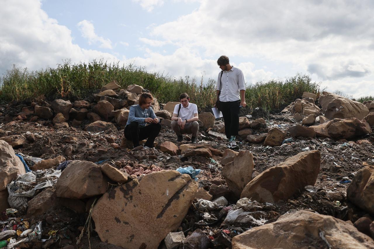 Egor Chastukhin, Alexei Zetkin et Yakov Demidov, trois jeunes écologistes, réalisent des tests chimiques sur une décharge près de la ville de Penza, en Russie, le 22 août [AFP - Olesya Kurpyayeva]