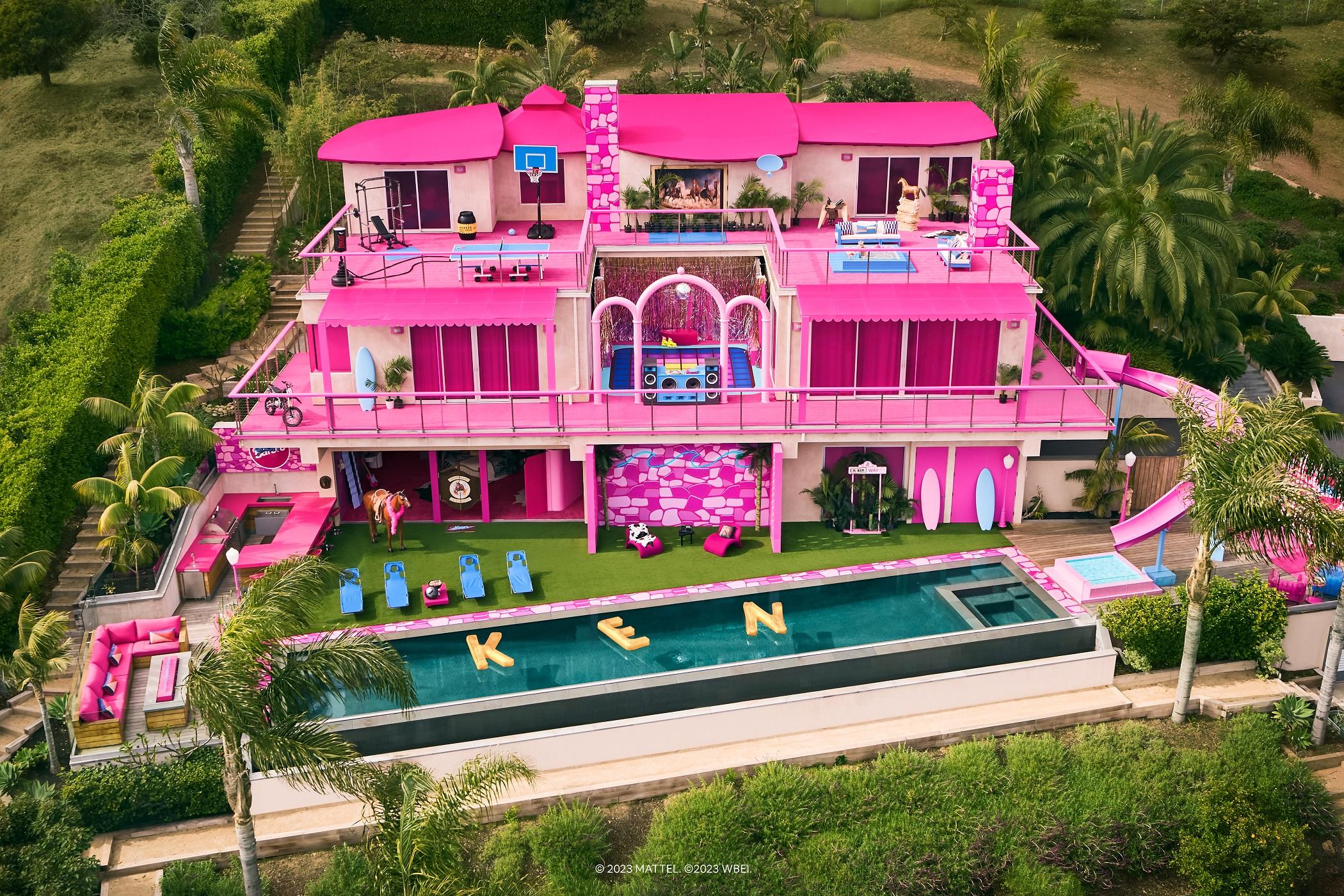 À l'occasion de la sortie du film "Barbie" de Greta Gerwig, Airbnb a mis en location la maison de rêve de la célèbre poupée Mattel à Malibu. [Mattel - WBEI - Hogwash Studios]