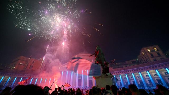 Naples s'embrase le soir du 4 mai pour son troisième titre de champion d'Italie, ici à la Piazza del Plebiscito [AFP - ALBERTO PIZZOLI]