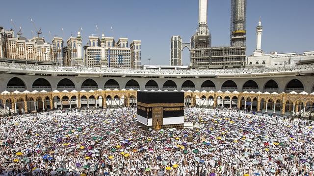 Les fidèles à La Mecque font un tour de la Kaaba - structure cubique noire au coeur de la Grande Mosquée vers laquelle les musulmans du monde entier se tournent pour prier - le 28 juin 2023. [AFP - Abdulghani Basheer]