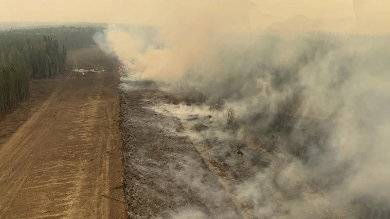 Une section de forêt brûlée dans la province de l'Alberta au Canada, près de la ville d'Edson, le 6 mai 2023. [The Canadian Press via AP - Government of Alberta Fire Service]