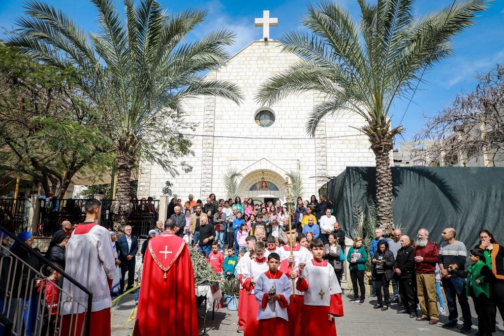 Les fidèles sont venus en ce dimanche des Rameaux prier "pour la paix" à la Sainte-Famille, seule église catholique de la ville de Gaza (nord). [Anadolu via AFP - MAJDY JILDAH]