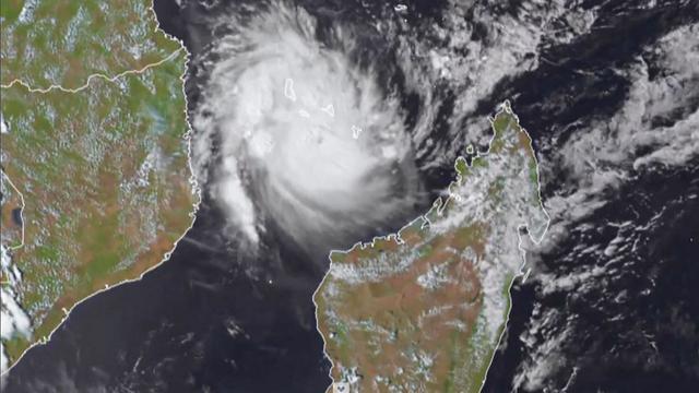 Au moins deux morts et des dégâts "énormes": le cyclone tropical Chido s'est abattu samedi sur Mayotte, dévasté par des vents d'au moins 220 km/h. [AFP / Cooperative Institute for Research in the Atmosphere (CIRA)]