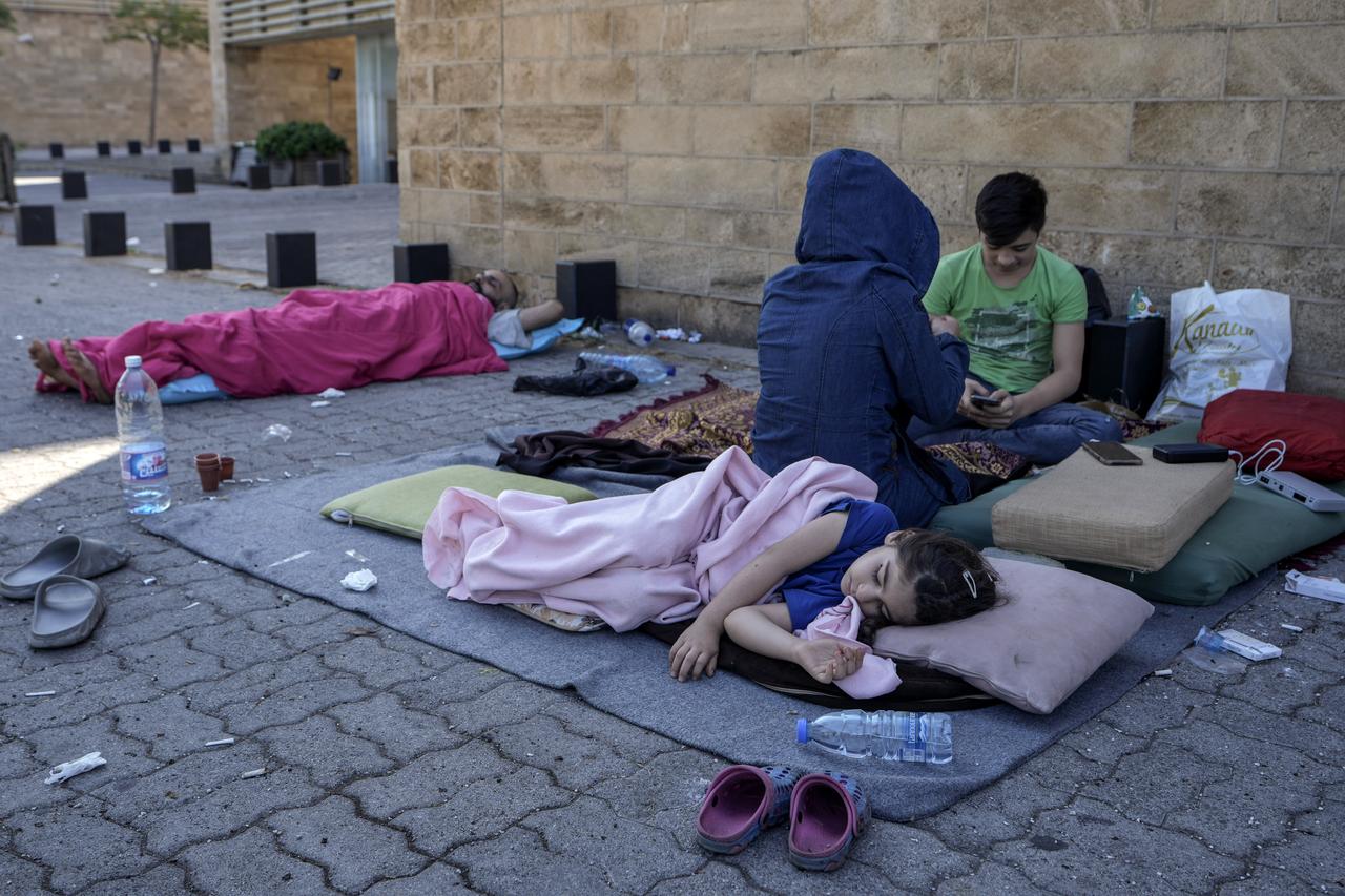 Une famille déplacée photographiée dans les rues de Beyrouth, au Liban, le 29 septembre 2024. [KEYSTONE - BILAL HUSSEIN]