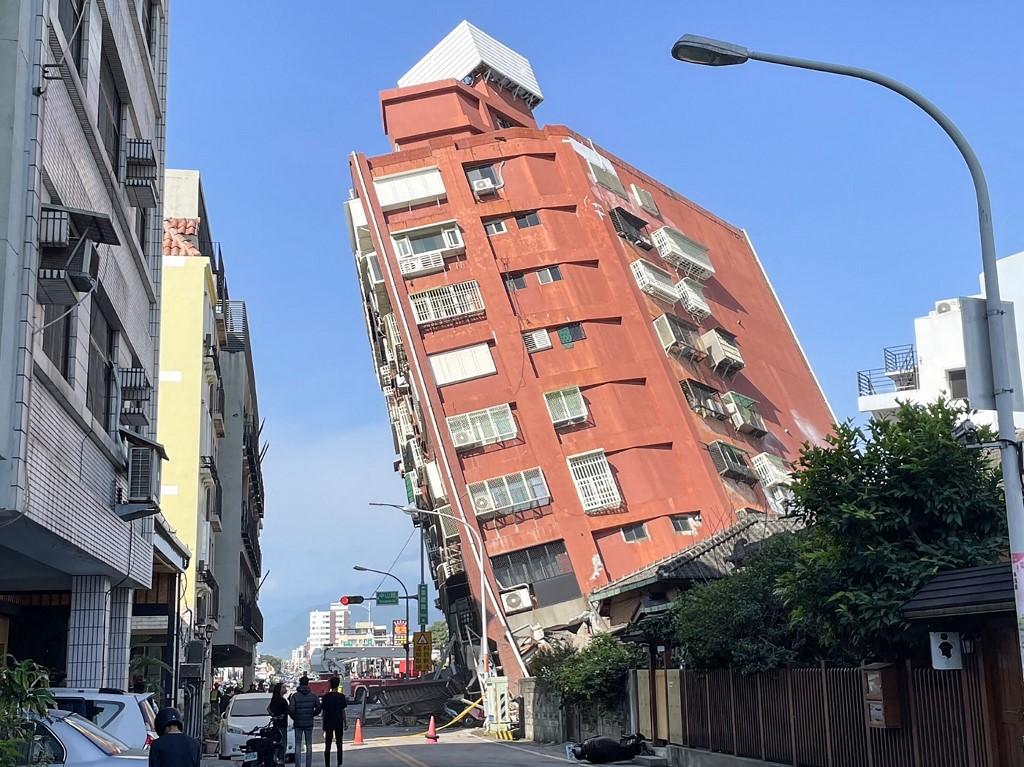 A Hualien, sur l'île de Taïwan, des bâtiments de plusieurs étages se sont inclinés dangereusement sous l'effet du séisme. [AFP]