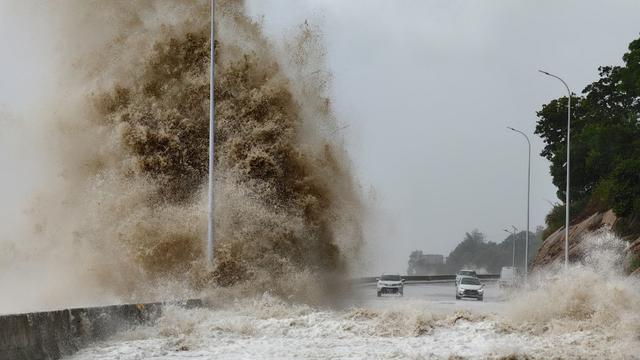 D'énormes vagues s'abattent sur le rivage dans la province chinoise du Fujian (sud-est de la Chine), le 25 juillet 2024, à l'approche du typhon Gaemi. [AFP - JIANG KEHONG]