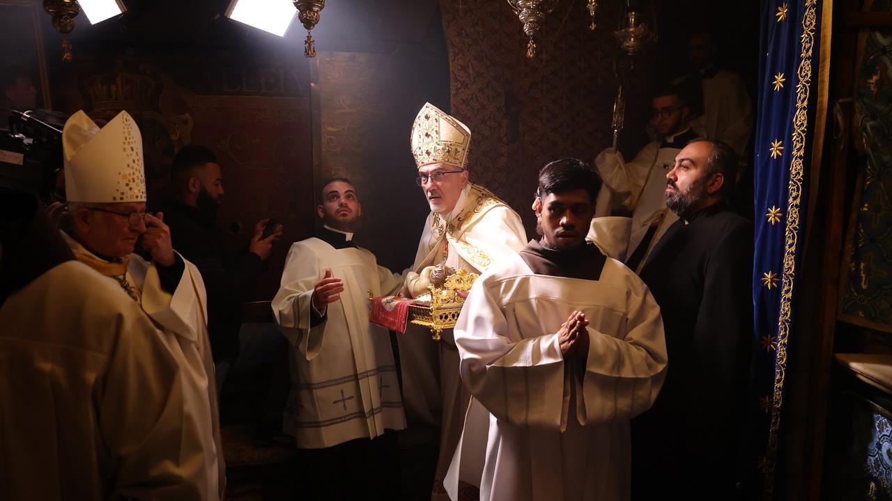 A l'église de la Nativité, dans la ville de Bethléem, le cardinal Pierbattista Pizzaballa préside la messe de minuit de Noël, le 25 décembre 2024. [KEYSTONE - ALAA BADARNEH]