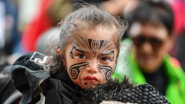 Une jeune fille de la communauté maorie participe à une marche de protestation à Wellington, le 19 novembre 2024. [AFP - SANKA VIDANAGAMA]