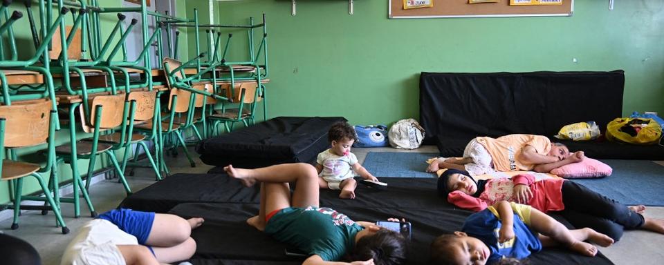 Des dizaines de milliers de personnes ont fui le sud du Liban vers Beyrouth, la capitale. Ici, des enfants dorment dans une école transformée en centre d'accueil près de Beyrouth, le 24 septembre 2024. [AFP - HOUSSAM SHBARO]