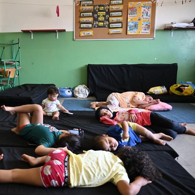 Des dizaines de milliers de personnes ont fui le sud du Liban vers Beyrouth, la capitale. Ici, des enfants dorment dans une école transformée en centre d'accueil près de Beyrouth, le 24 septembre 2024. [AFP - HOUSSAM SHBARO]