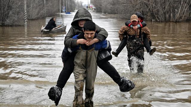 Plus de 90'000 personnes ont été évacuées au cours des deux dernières semaines au Kazakhstan et en Russie en raison d'importantes inondations. [AFP - ANATOLIY ZHDANOV]