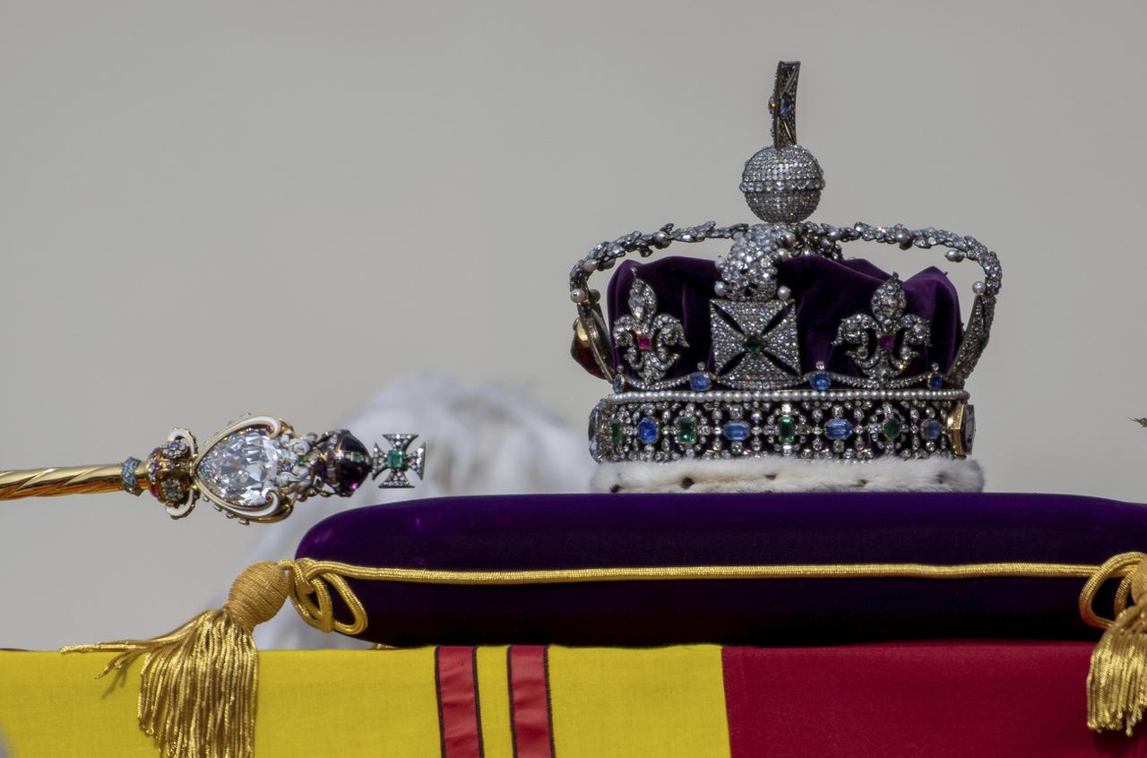 A gauche, le sceptre à la croix - un des joyaux de la Couronne britannique - est orné du diamant Cullinan I (530,2 carats). Il s'agit du plus gros diamant blanc taillé au monde. [KEYSTONE - CHRIS J RATCLIFFE]