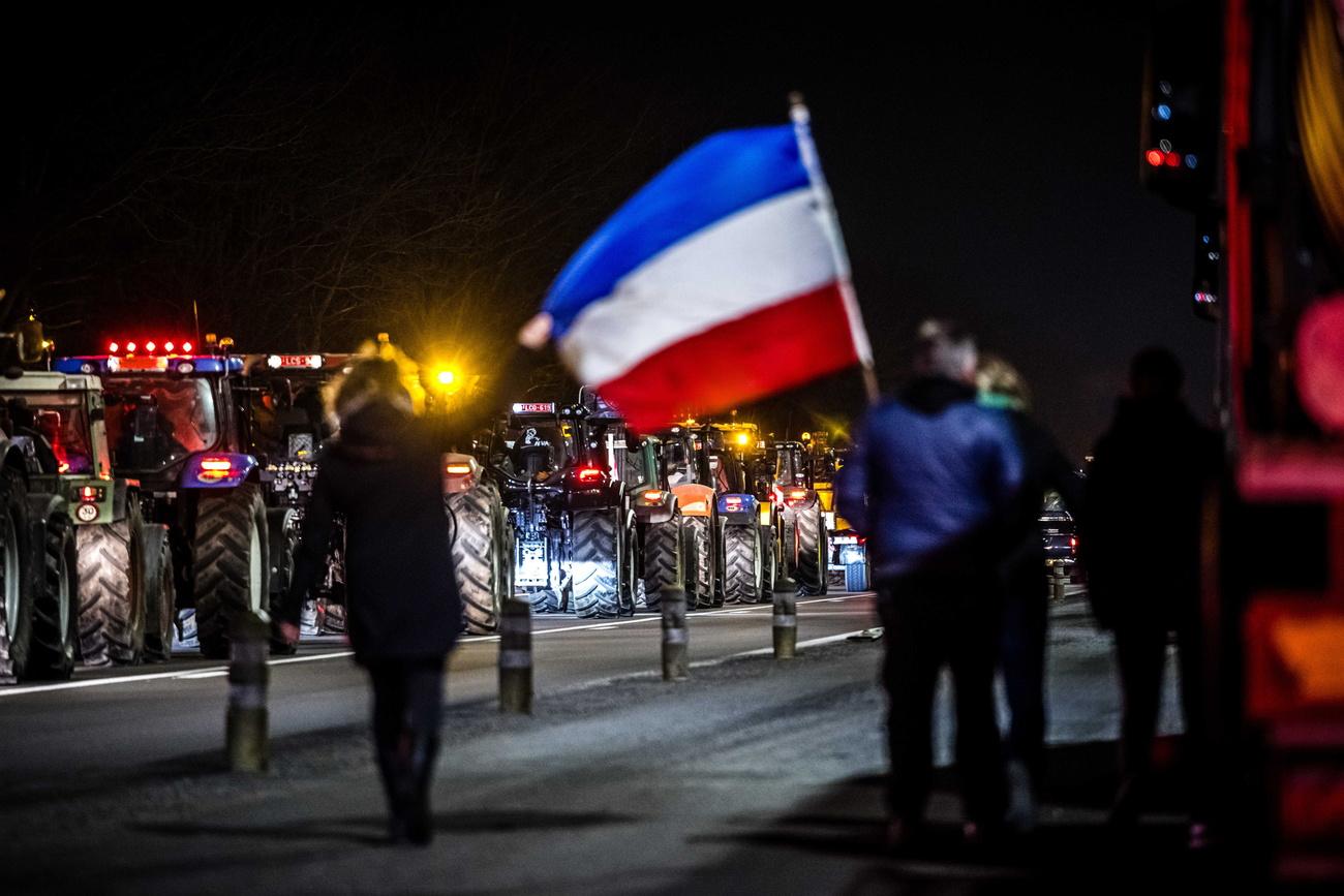 Des agriculteurs venus de Belgique et des Pays-Bas bloquent une autoroute, le vendredi 2 février. [KEYSTONE - ROB ENGELAAR]