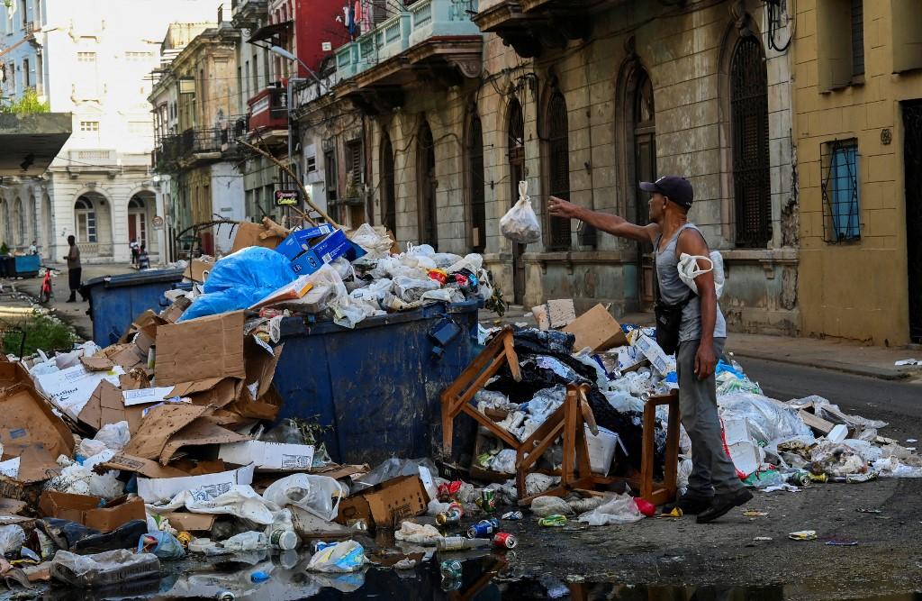 Faute de conteneurs, les habitants et habitantes de La Havane jettent leurs sacs de déchets directement dans la rue, aggravant la puanteur déjà omniprésente. [AFP - YAMIL LAGE]