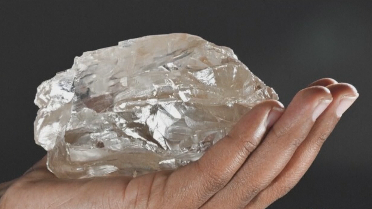 Un diamant de taille exceptionnelle, le deuxième plus gros au monde à 2492 carats, a été trouvé dans une mine du Botswana, a annoncé une compagnie minière canadienne jeudi. [Lucara Diamond Corp.]