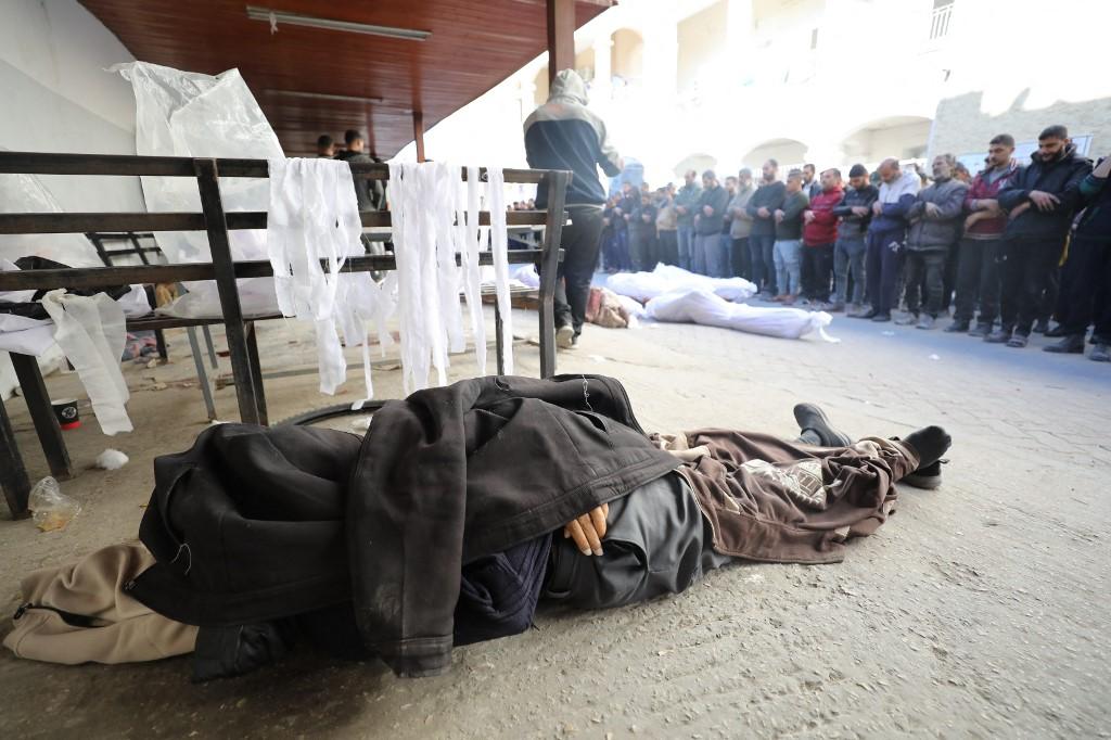 Des Palestiniens font une prière funéraire devant plusieurs corps, dans la ville de Gaza, le 20 mars 2024. [AFP - DAWOUD ABO ALKAS]