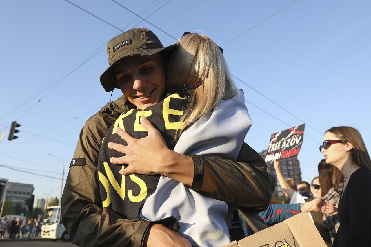 Un ancien prisonnier ukrainien libéré par la Russie lors d'un précédent accord salue la foule lors d'une manifestation à Kiev le 22 septembre 2024. [KEYSTONE - ANTON SHTUKA]