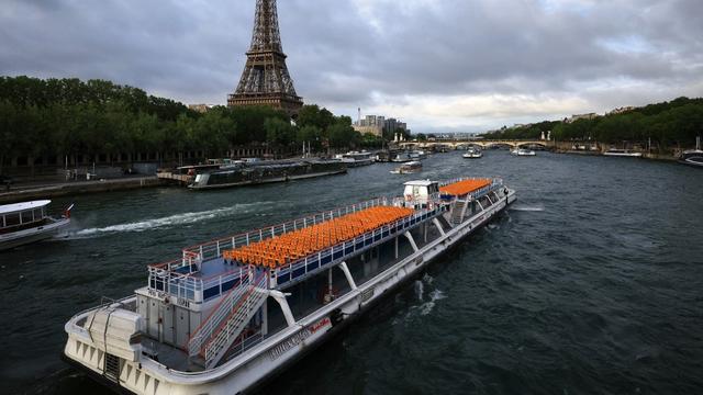 Un bateau sur la Seine lors de la répétition de la cérémonie d'ouverture des JO 2024, le 17 juin à Paris. [AFP - TAKUYA MATSUMOTO]