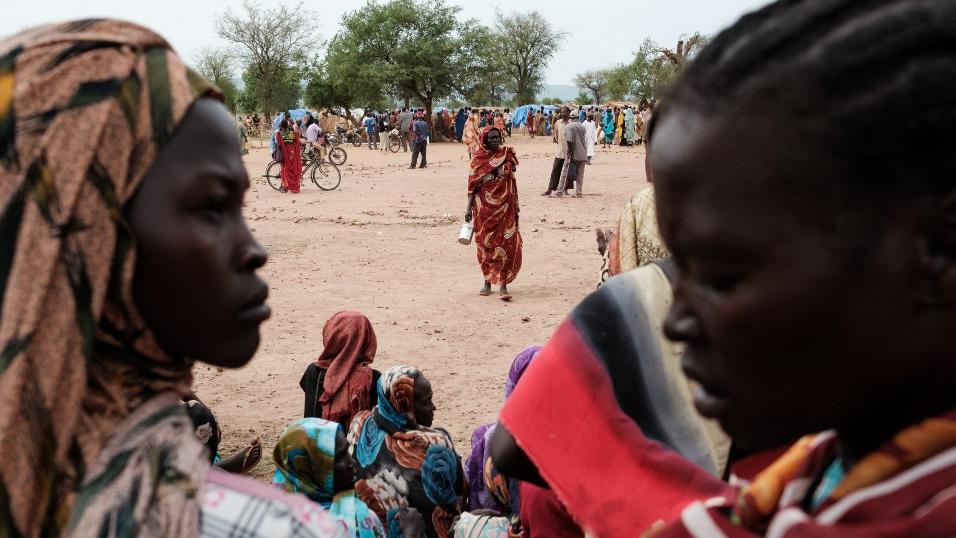 Des personnes attendent de recevoir une aide alimentaire après s'être enregistrées en tant que nouveaux arrivants dans un camp pour personnes déplacées à l'intérieur du pays à Agari, au Soudan, le 17 juin 2024. [AFP - GUY PETERSON]