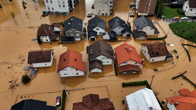 Au moins 14 personnes sont mortes vendredi dans le centre de la Bosnie après des inondations et des glissements de terrain causés par des pluies diluviennes. [AFP - RUSMIR SMAJILHODZIC]