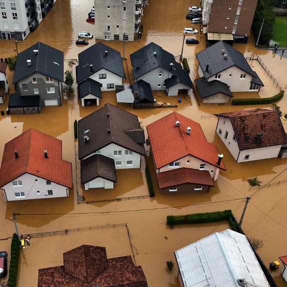 Au moins 14 personnes sont mortes vendredi dans le centre de la Bosnie après des inondations et des glissements de terrain causés par des pluies diluviennes. [AFP - RUSMIR SMAJILHODZIC]