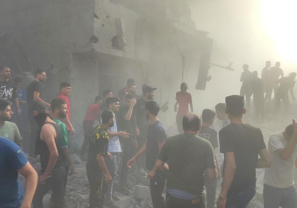 Des Palestiniens se rassemblent après l'attaque de la cour de l'hôpital Kamal Adwan de Beit Lahia, au nord de Gaza, le 25 décembre 2024. [Anadolu via AFP - KHALIL RAMZI ALKAHLUT]