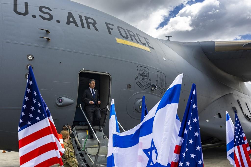 Le secrétaire d'État américain Antony Blinken arrive en avion à Tel-Aviv, en provenance du Caire, le 22 mars 2024. [AFP - EVELYN HOCKSTEIN]