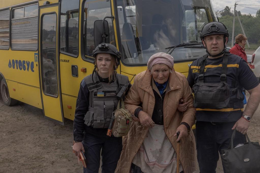 Une femme arrive au point d'évacuation dans la région de Kharkiv, le dimanche 12 mai. L'AFP a pu voir dimanche des personnes évacuées, la plupart âgées et désorientées. [AFP - ROMAN PILIPEY]