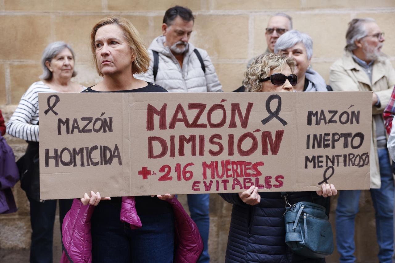 Des personnes manifestent devant le parlement régional de Valence avant le discours Carlos Mazón, le 15 novembre 2024. [KEYSTONE - ANA ESCOBAR]