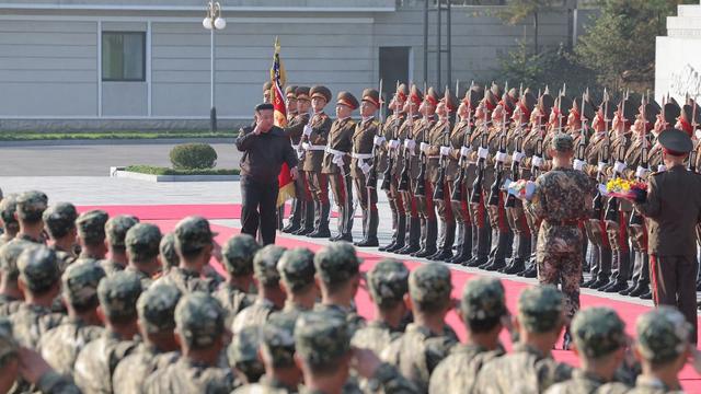 Kim Jong-un défile devant des militaires nord-coréens. (illustration) [AFP - STR / KCNA VIA KNS]