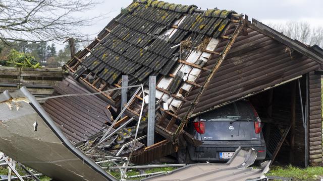 Mercredi, une tornade a endommagé une quarantaine d'habitations dans les communes de Wavre-Sainte-Catherine et Putte en Belgique. [AFP - Nicolas Maeterlinck]