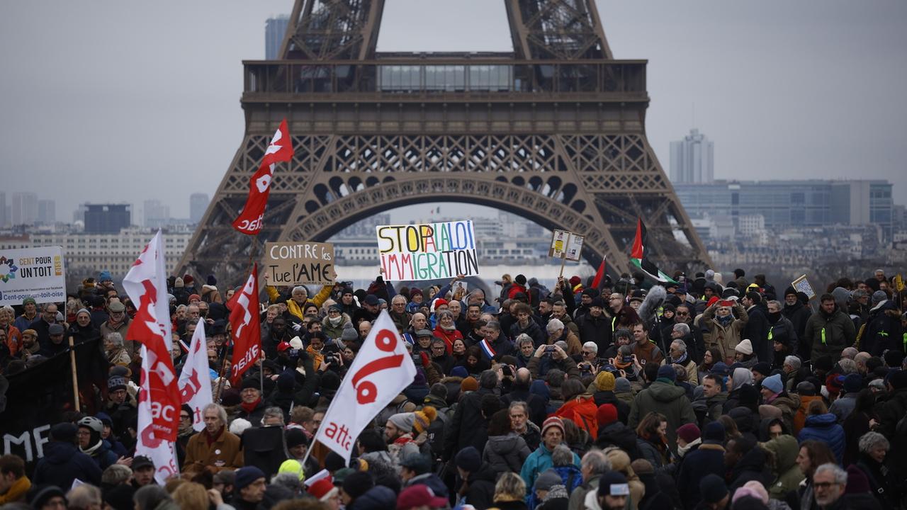 En France, quelque 75'000 manifestants mobilisés contre la loi sur l'immigration. [EPA - Joan Valat]