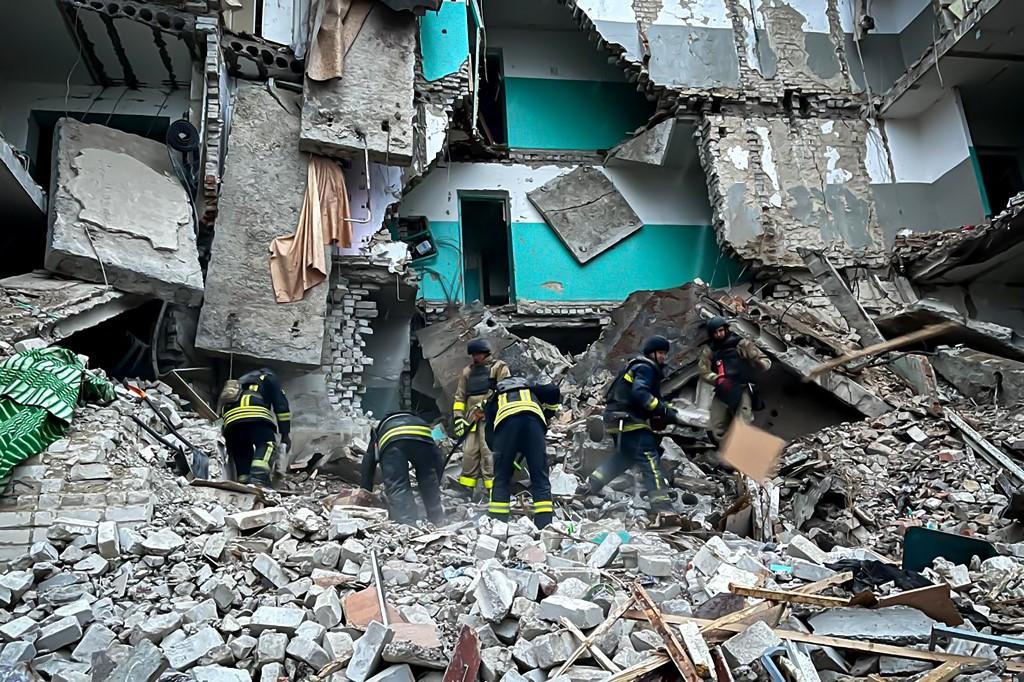 Le 19 novembre, des secouristes ukrainiens nettoient les décombres d'un dortoir détruit à la suite d'une attaque de missile à Gloukhov, dans la région de Soumy (image d'illustration). [AFP - UKRAINIAN EMERGENCY SERVICE]