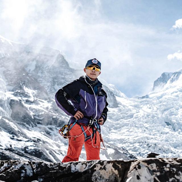 Un alpiniste népalais de 18 ans, Nima Rinji Sherpa, est devenu mercredi le plus jeune grimpeur de l'histoire à escalader les 14 sommets de plus de 8000 m d'altitude de la planète en gravissant le Shisha Pangma (Chine). [APP / 14 Peaks Expedition]