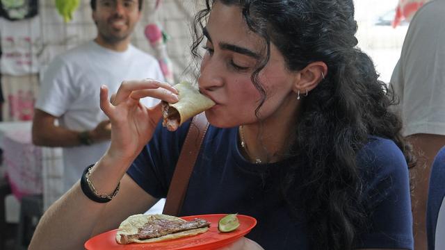 La taqueria étoilée fonctionne dans un petit espace où seules trois ou quatre personnes peuvent se tenir debout et manger. [AFP - SILVANA FLORES]